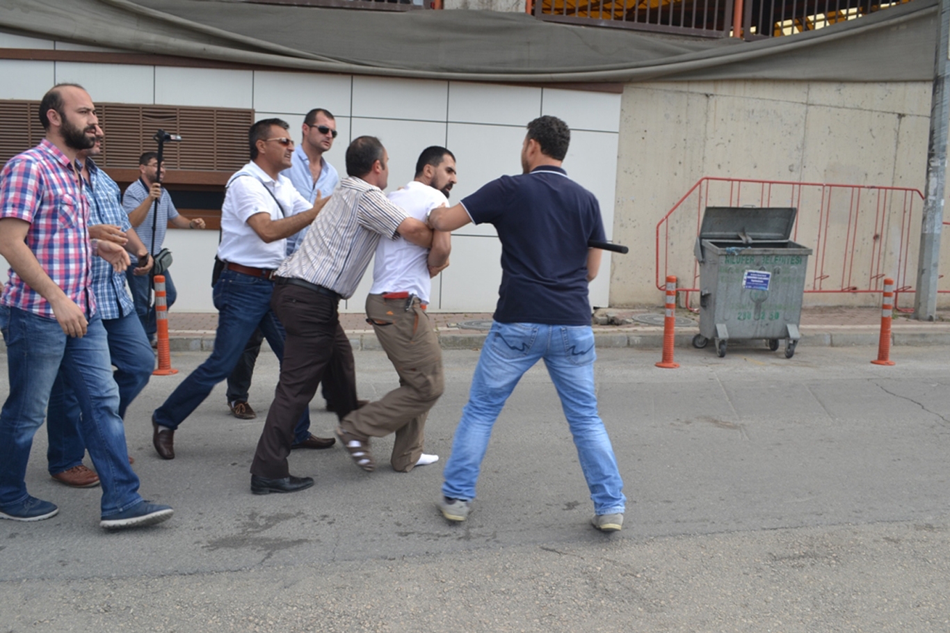 Bursa’da LGBTİ grubun eylemine halk müdahalesi